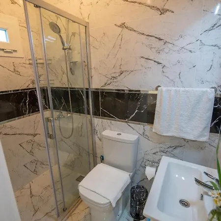 Breathtaking Duplex Close To Inlice With Private Pool And Backyard In Fethiye וילה