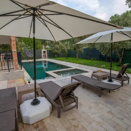 Breathtaking Duplex Close To Inlice With Private Pool And Backyard In Fethiye גוג'ק