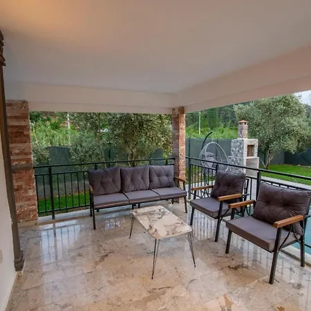 Breathtaking Duplex Close To Inlice With Private Pool And Backyard In Fethiye גוג'ק