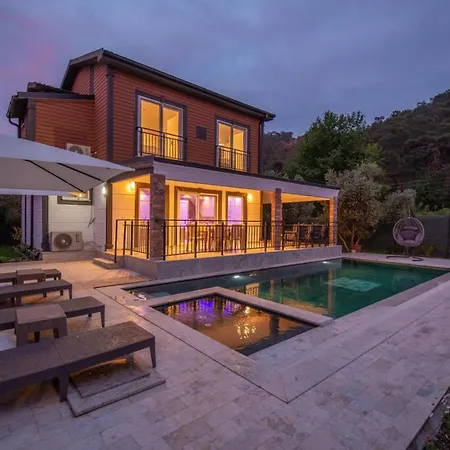 Breathtaking Duplex Close To Inlice With Private Pool And Backyard In Fethiye וילה גוג'ק